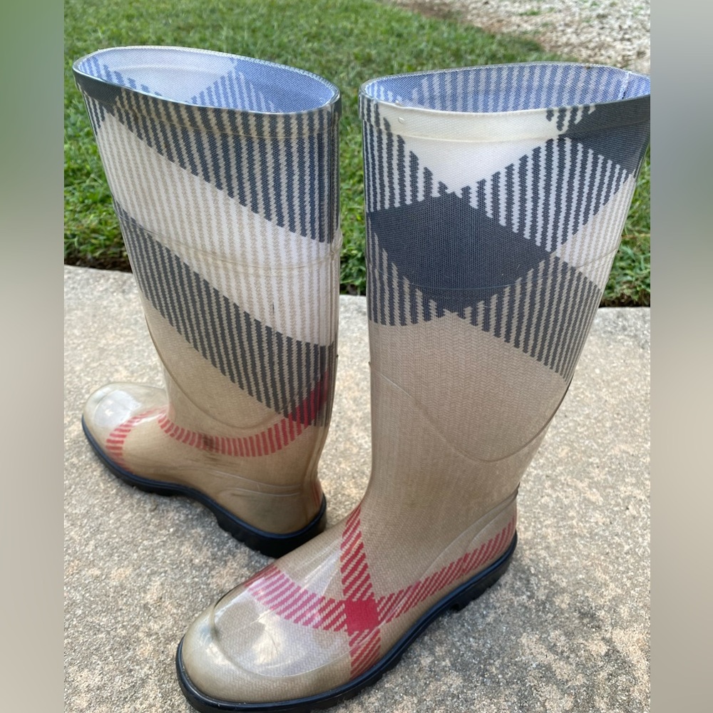 EUC Authentic Burberry Rainboots. Size 38 - Picture 12 of 13